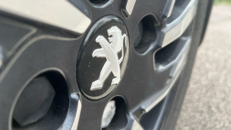 Peugeot 208 1.2 PureTech 100 Allure Premium + 5dr Petrol Hatchback